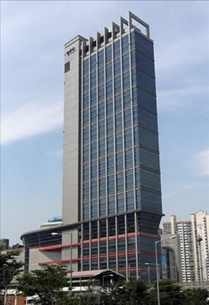 전자제품 판매의 메카로 꼽혔던 강변 테크노마트에서 올해 상반기 350건이 무더기로 거래됐다. 사진은 강변 테크노마트 전경.<연합뉴스>